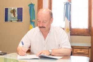 Obras P�blicas: el intendente firm� un convenio para el reacondicionamiento del Ca�ad�n Guti�rrez